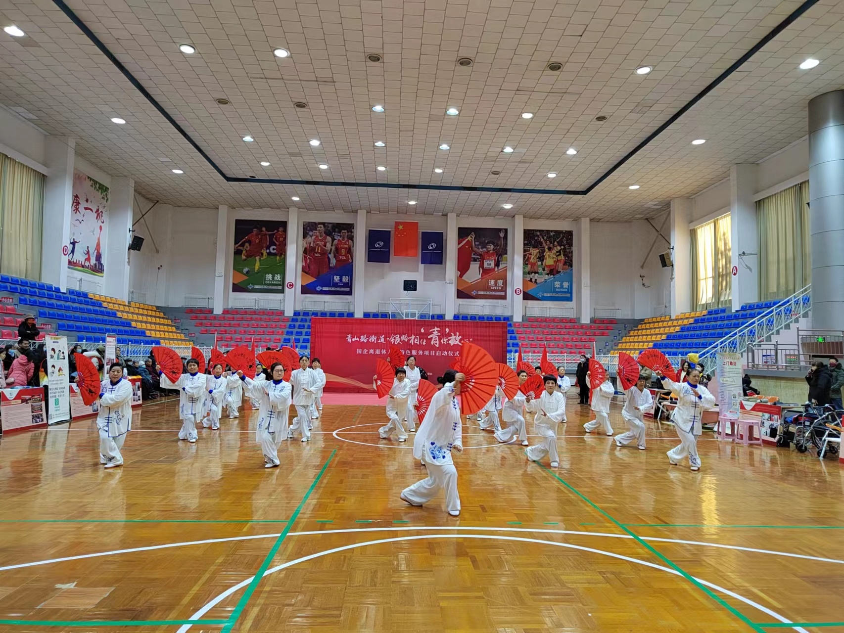 离退休党员干部参与太极拳展演。（来源：包头市青山区委组织部）