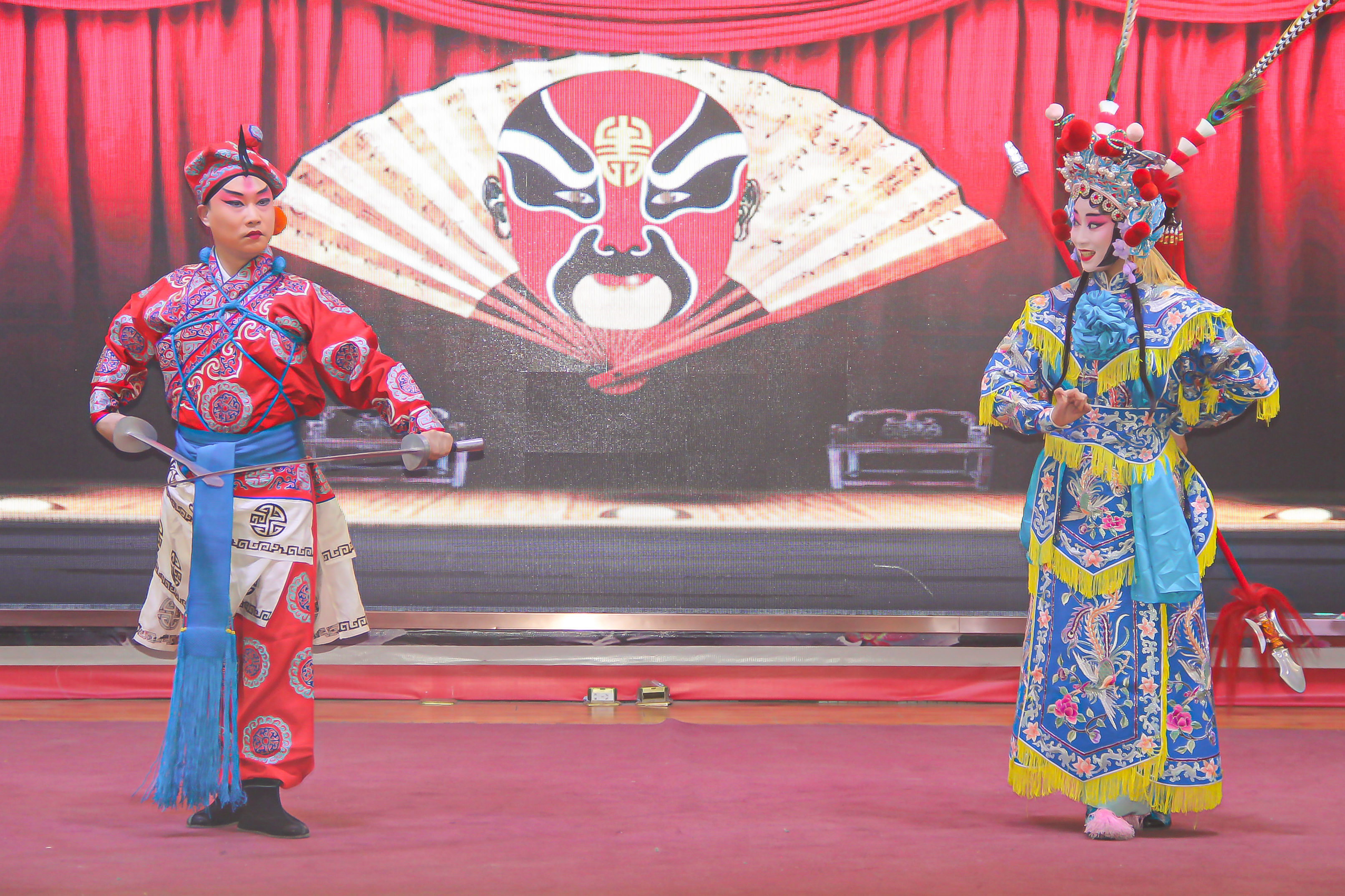 內蒙古藝術劇院京劇團的老師們正在為托克托縣第一中學的師生們表演京劇《扈家莊》。（攝影：魯文魁）