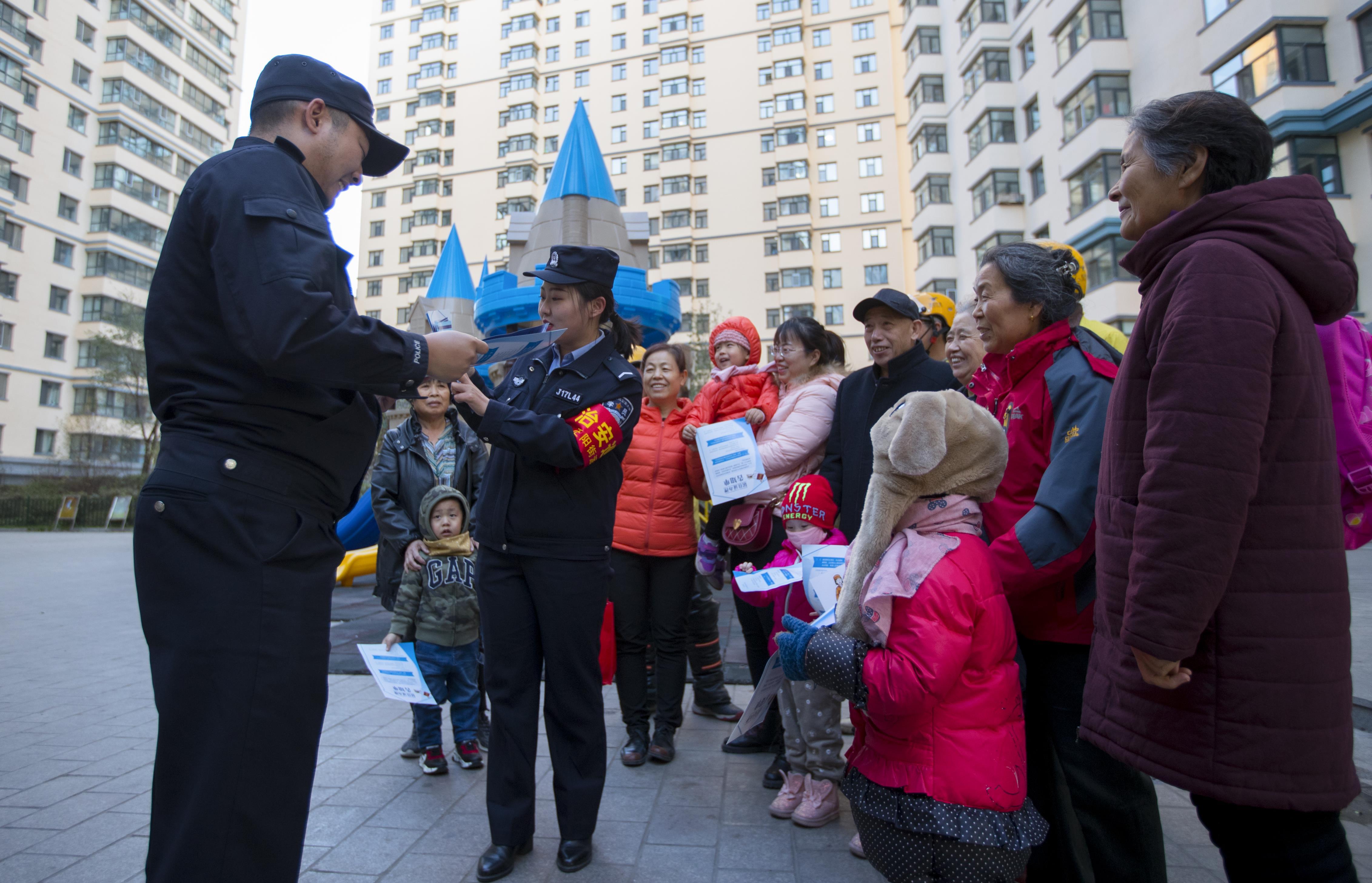 民警进驻社区了解社情民意,为群众答疑解惑,解决问题.