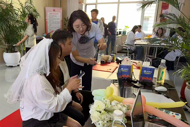 “霍速办”工作人员现场为新人答疑解惑。（摄影：张静静）