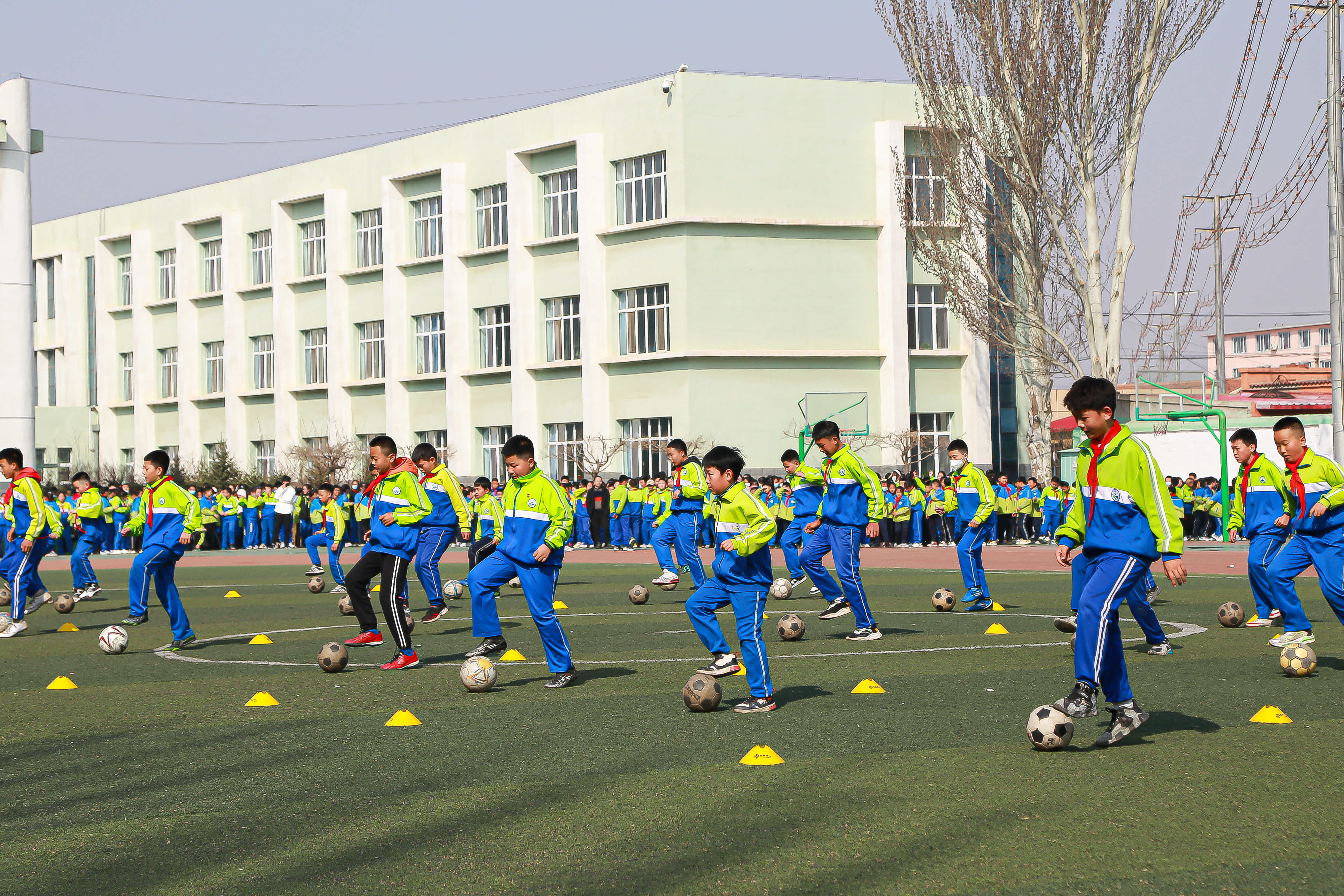 托克托縣第四小學的學生表演足球操。（攝影：烏力更）