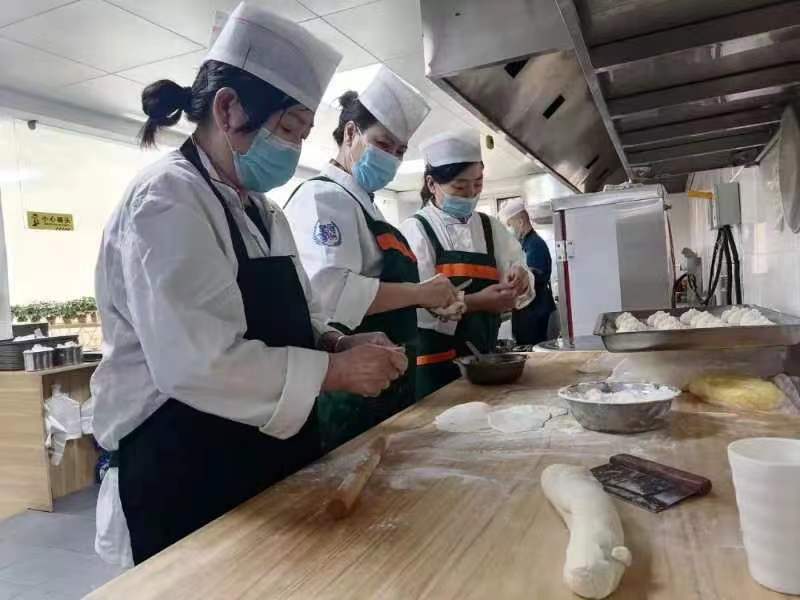 社区“为老食堂”准备午餐。（来源：通辽市民政局）