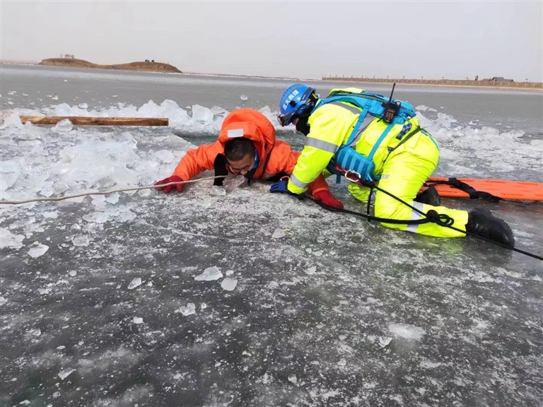 冰面救援训练。（来源：巴彦淖尔晚报）