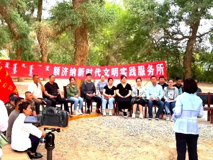 额济纳旗“胡杨树下学党史”基层理论宣讲志愿服务队。（来源：中共额济纳旗委员会宣传部）