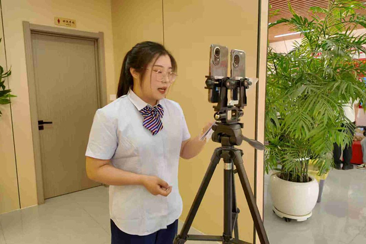 “霍速办”工作人员在民政局婚姻登记大厅进行现场直播。（摄影：姜阳）