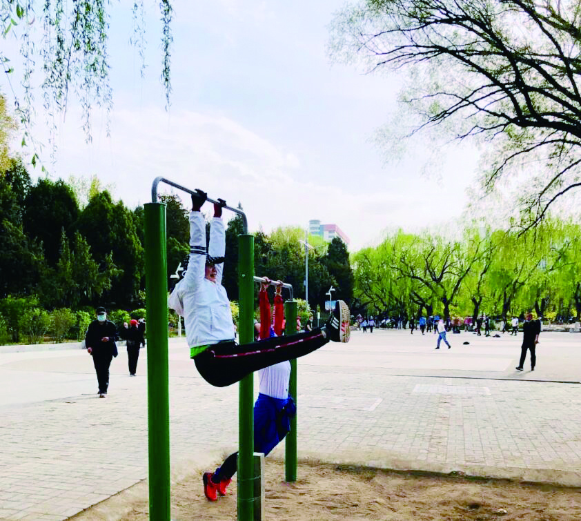 市民在体育公园享受运动的乐趣。（摄影：刘军）