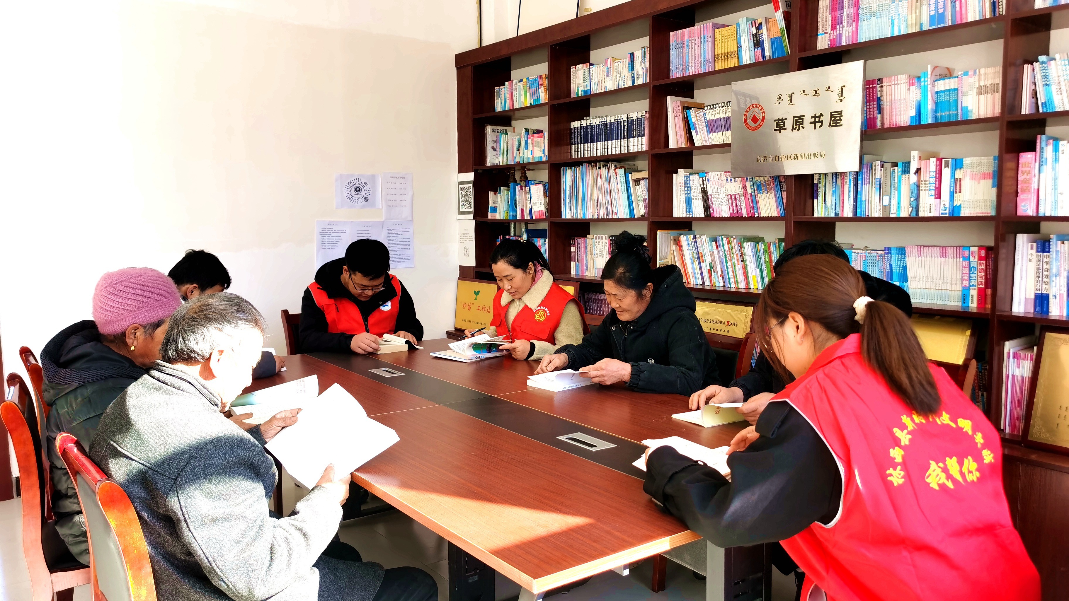 村民在“草原書屋”閱讀。（來源：林西縣官地鎮人民政府）