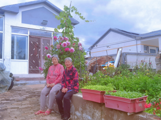 在富康新村互助幸福院居住的赵大妈和她的好朋友。（来源：林西县民政局）